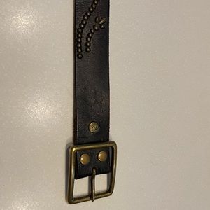 Bedstu Sundance Hudson Distressed Leather Belt Gently Used.